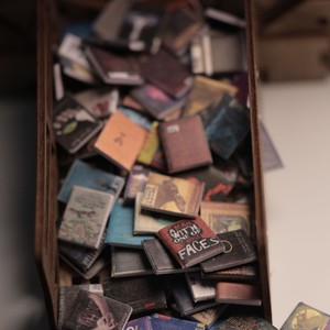 1:12 Mini casa delle bambole accessori per mobili tascabili in metallo <span class=keywords><strong>libro</strong></span> BJD scena scena oggetti incisi fumetto Dollhouse1 intaglio - Product Image 4