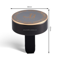 Diffuseur de voiture d'aromathérapie d'huiles essentielles en alliage de logo personnalisé Ornements de parfum de sortie automatique Clip de parfum de voiture