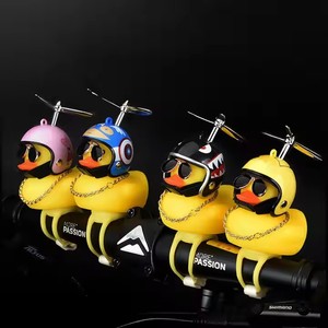 Ornements de voiture mignons : Canard jaune, libellule en <span class=keywords><strong>bambou</strong></span>, cloche, klaxon avec casque pour moto, vélo et décoration automobile - Product Image 3