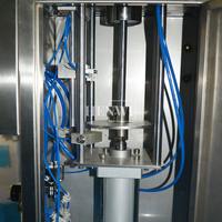 Machine de remplissage pneumatique verticale semi-automatique à buse unique Henwi, pour le remplissage de liquides dans l'industrie cosmétique, alimentaire et chimique