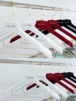 Cintres en velours personnalisés pour hommes, avec une qualité fiable et un prix d'usine bas. Logo personnalisable pour les cintres
