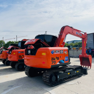 Miniexcavadora Hidráulica Hitachi ZX70 Usada de Buena Calidad, Pocas Horas de Uso, Motor y Transmisión en Perfecto Estado, Ideal para Trabajos de Paisajismo y Urbanismo - Product Image 1