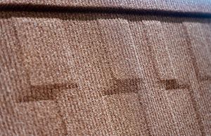 Tuile de toiture en métal revêtue de pierre, durable et imperméable, facile d'<span class=keywords><strong>entretien</strong></span> pour une utilisation extérieure moderne et garantie à vie - Product Image 3