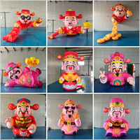 Mascotte gonflable géante rouge Cai Shen en tissu Oxford, Dieu de la Fortune tenant un lingot et un parchemin, pour le Festival du Printemps et les centres commerciaux