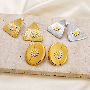 ต่างหูแฟชั่นรูปวงรีและสามเหลี่ยมลายดอกเดซี่ ดีไซน์ทอง 18K เงิน สแตนเลสสตีล เครื่องประดับสำหรับงานปาร์ตี้ EH11211 - Product Image 2