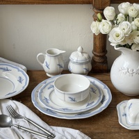 Service de table en céramique bleu vintage français avec motif plume en relief, comprenant un kit de tasses, une théière cannelée et des assiettes creuses, compatible micro-ondes