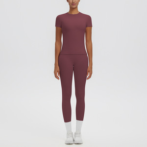 Ensemble de yoga 2 pièces pour femme avec logo personnalisé, 80 % nylon 20 % élasthanne, respirant, sensation seconde peau, haut à manches courtes et leggings taille haute - Product Image 5