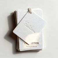 Machine d'impression d'étiquettes volantes en papier recyclé écologique personnalisé de haute qualité, logo en relief, sacs de vêtements de luxe, propre marque
