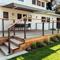Rampe de terrasse en câble d'acier inoxydable sur mesure avec main courante en bois pour terrasse résidentielle