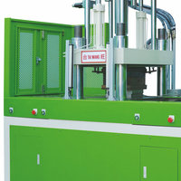 Machine de moulage par injection verticale à double table coulissante pour la fabrication de fiches et l'overmoulage de connecteurs électriques en plastique