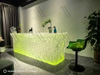 Comptoir de bar lumineux LED personnalisé, résine translucide, texture de glace, table de DJ scintillante, réception d'hôtel de luxe, design de bureau