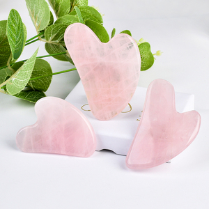 Vendita calda di cristallo rosa bordo di pietra Gua <span class=keywords><strong>Sha</strong></span> naturale quarzo rosa Gua <span class=keywords><strong>Sha</strong></span> cura della pelle massaggiatore Anti-invecchiamento giada Guasha strumento per viso - Product Image 1