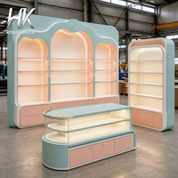 Vitrine personnalisable, écologique et durable avec éclairage LED arqué, étagères et tiroirs en verre pour magasin de jouets et vente au détail