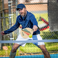 Pagaie de Pickleball en bois personnalisable avec un coussin d'amortissement d'excellente adhérence pour un meilleur contrôle de l'équilibre et une puissance de frappe