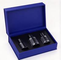 Boîte cadeau pour parfum bleue à couvercle rabattable avec 3 flacons et insert en mousse noire