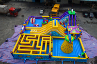 Parc de jeux gonflables géant commercial avec toboggans, parcours d'obstacles, labyrinthe et jeux d'escalade pour enfants, aire de jeux intérieure et extérieure