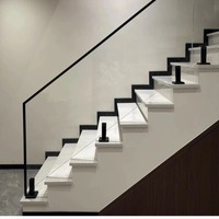 Escalier flottant droit Anewson pour greniers, avec cadre métallique moderne et gain de place, idéal pour les intérieurs.