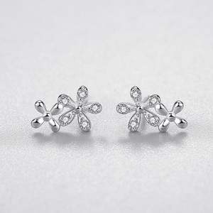 Pendientes de botón de plata de ley S925 con circonita de corte redondo y diseño de margarita, versión de cobre personalizable con temática de jardín, exclusivamente para mujeres. - Product Image 6