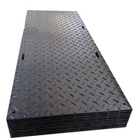 Tapis de protection de sol en PE découpé pour chantier de construction, accès temporaire par routes, levage de grues et camions lourds, sol boueux et tassement.
