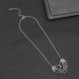 Collar con Colgante de Mano de Esqueleto para Hombre, Cadena de Clavícula de Aleación Estilo Gótico Punk, Uso Diario, Color Blanco - Product Image 2