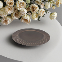 Assiette de présentation élégante en plastique PP de 13 pouces, motif végétal luxueux en bronze, peinte à la main, pour décorations de réception de mariage