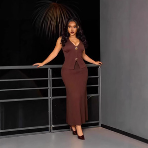 Conjunto de Traje de Punto Estilo Europeo y Americano <span class=keywords><strong>con</strong></span> <span class=keywords><strong>Chaleco</strong></span> Casual de Cuello en V y Falda Plisada al por Mayor - Product Image 1