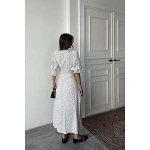 Robe de cocktail élégante blanche en mousseline de soie à col en V, coupe trapèze, avec ceinture à nouer, ajustement naturel, tissu respirant - Product Image 4