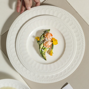 Assiette plate en porcelaine française gaufrée avec logo imprimé, origine Chine, design moderne pour hôtels et restaurants, vente en gros haut de gamme - Product Image 3