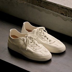 รองเท้าลำลองพื้นหนาแบบสวม น้ำหนักเบา หนังวัวชั้นบนสุดบางเฉียบ แฟชั่นใหม่ รองเท้าสีขาวอเนกประสงค์สำหรับผู้ชาย รองเท้าทรงเตี้ยทันสมัย - Product Image 1