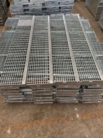 Marches d'escalier en acier antidérapant galvanisé pour escaliers métalliques extérieurs