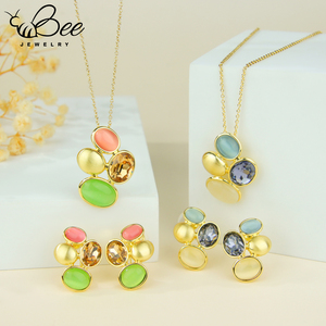Juego de Joyería de Lujo con Collar y Aretes Geométricos de Cristal Chapado en Oro de 14K para Mujer, Diseño Original y Especial para Bodas y Fiestas - Product Image 2