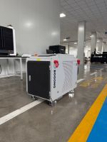 Machine de nettoyage au laser pulsé de haute qualité 500 W à refroidissement par eau pour l'élimination de la rouille et de la peinture sur l'acier