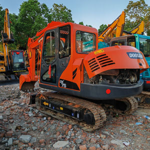 รถขุดตีนตะขาบ Doosan DX75/DX60 มือสองขายดี พร้อมใบมีดบูลโดเซอร์ บุ้งกี๋ 0.2 ลบ.ม. น้ำหนัก 7.5 ตัน มอเตอร์/ปั๊ม กำลัง 45.8 กิโลวัตต์ - Product Image 4