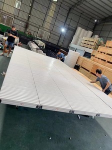 <span class=keywords><strong>Puerta</strong></span> de <span class=keywords><strong>garaje</strong></span> automática de aluminio negro moderno listón de montaje empotrado australiano con <span class=keywords><strong>motor</strong></span> de rejilla precio al por mayor para villas - Product Image 2