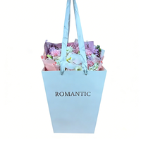 Sac cadeau personnalisé en papier couché trapézoïdal carré blanc avec logo imprimé argent chaud pour fleurs