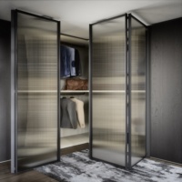 Armoire d'angle de chambre à coucher de style industriel moderne, bois foncé, porte pliante en verre cannelé, commande en gros personnalisée
