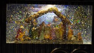 Nouveauté : Camion de Noël en plastique avec crèche, vintage, musical, éclairé par LED, globe à neige de Noël à vendre - Product Image 6