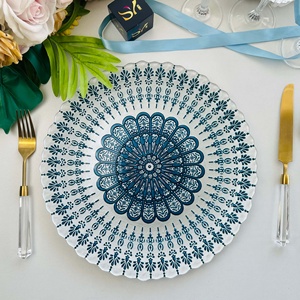 Assiettes de présentation contemporaines de luxe en verre coloré avec motif de dentelle gaufrée Mandala pour la décoration de <span class=keywords><strong>table</strong></span> de banquet de mariage - Product Image 2