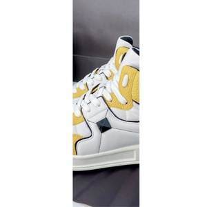 Zapatillas de Moda Amarillas y Blancas de Cuero con Plataforma Alta, Zapatos Casuales con Suela Gruesa y Tachuelas Negras para Hombre y Mujer - Product Image 2