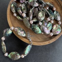 Bracelet unique personnalisé en coquille d'ormeau et perles de pierre naturelle, style bohème, avec pierres précieuses et perles d'eau douce ajustables, idéal pour les boutiques.