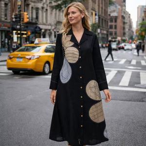 Abito chemisier midi da donna personalizzato in <span class=keywords><strong>lino</strong></span> e cotone <span class=keywords><strong>nero</strong></span> con applicazione geometrica ovale, collo a revers dentellato e maniche lunghe, alla moda e casual - Product Image 1