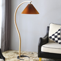 Lampe sur pied LED de style américain simple pour salon, design plissé, matériaux en bois et tissu, à commande au pied, intensité réglable, lampe de luxe pour chambre à coucher