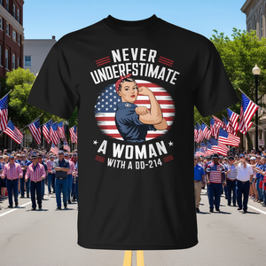 Nunca subestimes a una mujer con una camiseta del Día de los Veteranos DD-214 - Product Image 3