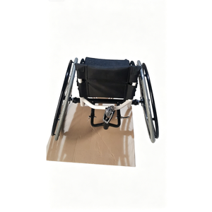 Fauteuil roulant de sport pour le tennis, cadre en aluminium léger, siège noir, roues à jantes rouges pour utilisation sur le terrain de tennis - Product Image 3