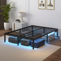 Lit double en fer personnalisable de grande taille avec plaque en acier épaissie, espace de rangement et alimentation électrique, ambiance lumineuse en bas.