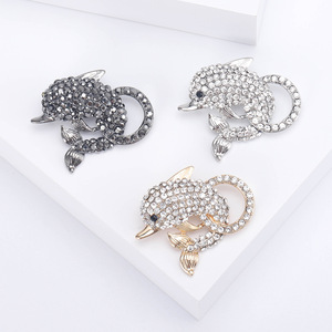 Broche de delfín nuevo y elegante para hombre y mujer con bonitos diamantes de imitación, accesorio de moda para compromiso de fiesta de boda, aleación hecha principalmente - Product Image 1