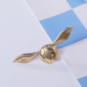 Insignia MINISO clásica de <span class=keywords><strong>Harry</strong></span> <span class=keywords><strong>Potter</strong></span> Hedwig Golden <span class=keywords><strong>Snitch</strong></span>, insignia icónica para bolsos de ropa, venta al por mayor, adorno personalizable de aleación de Zinc - Product Image 4