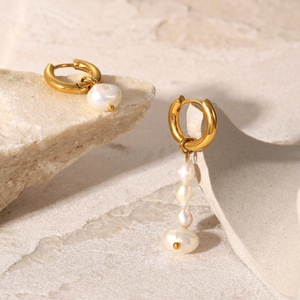 Orecchini Pendenti Asimmetrici con Perle in Acciaio Inossidabile Placcato Oro 18k, Bestseller per Donne - Product Image 5