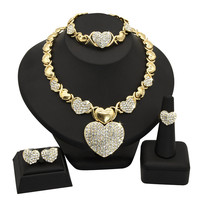 Ensemble de bijoux de mariée indienne de Dubaï : Ensemble 4 pièces en or 18 carats avec diamants en forme de cœur (collier, boucles d'oreilles, bague)