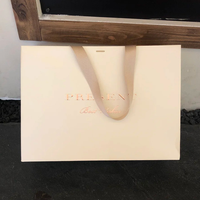 Sac en papier personnalisé pour marque de vêtements, sac en papier cartonné blanc 250g, logo imprimé or rose, design avec ruban suspendu